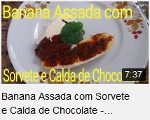 Banana Assada com Sorvete e Calda de Chocolate